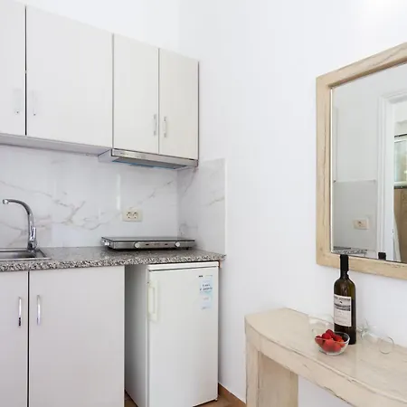Phevos Aparthotel Perissa (Santorini)